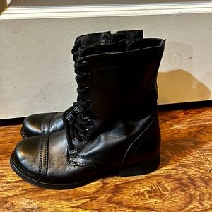 Steve Madden combat style leather boots. Lace up, side zipper, like new size 6